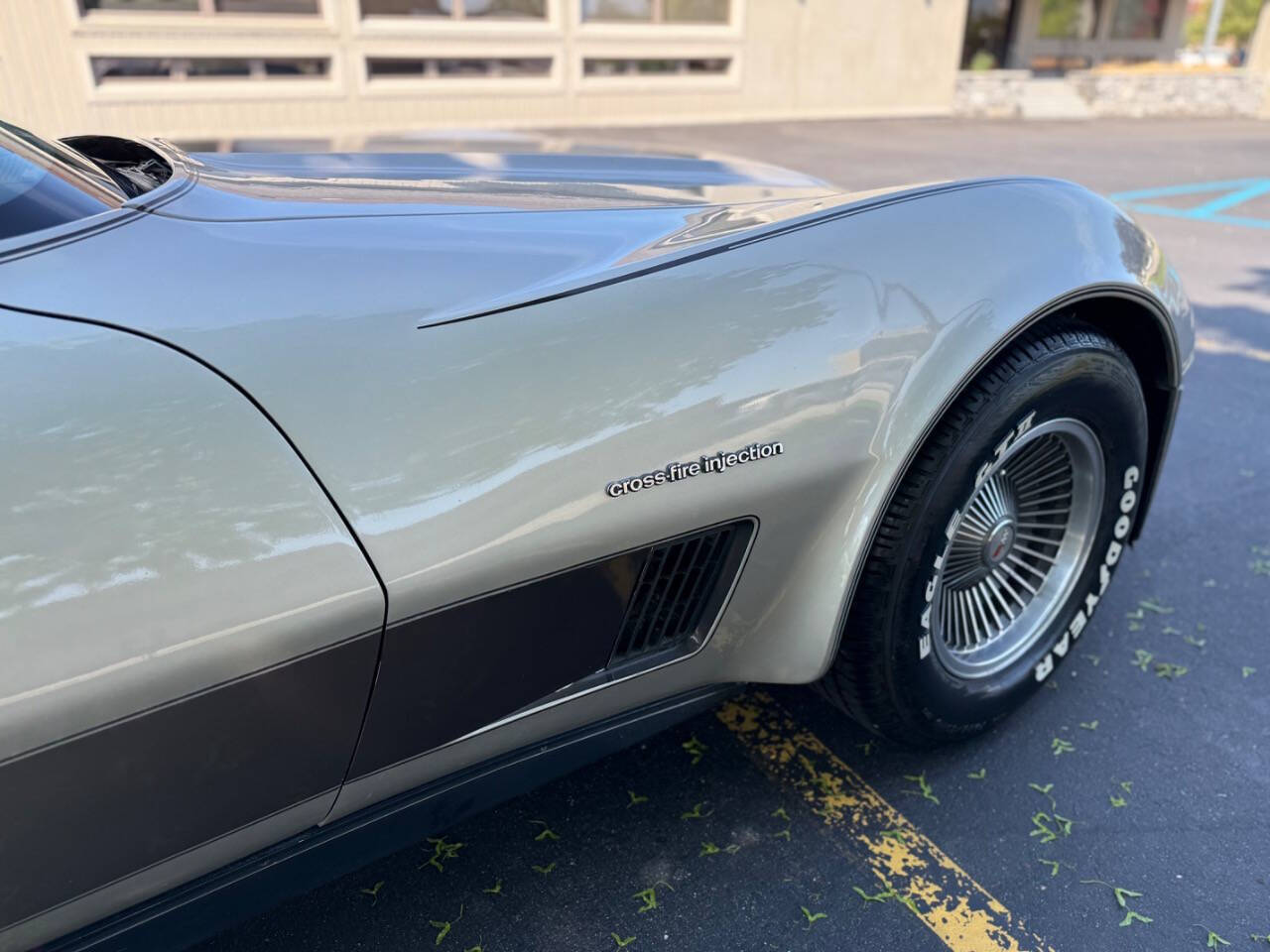 Chevrolet-Corvette-1982-Hatchback-24