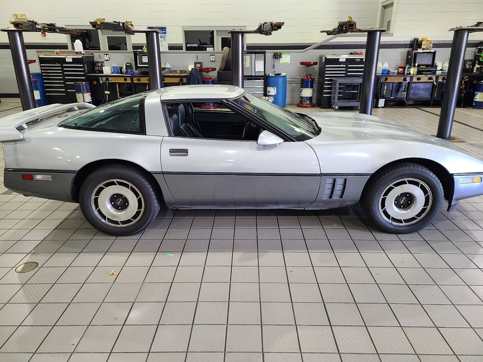 Chevrolet-Corvette-1984-3