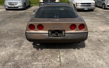 Chevrolet-Corvette-1985-Coupe-2