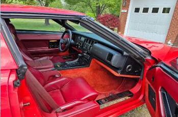Chevrolet-Corvette-1985-red-3