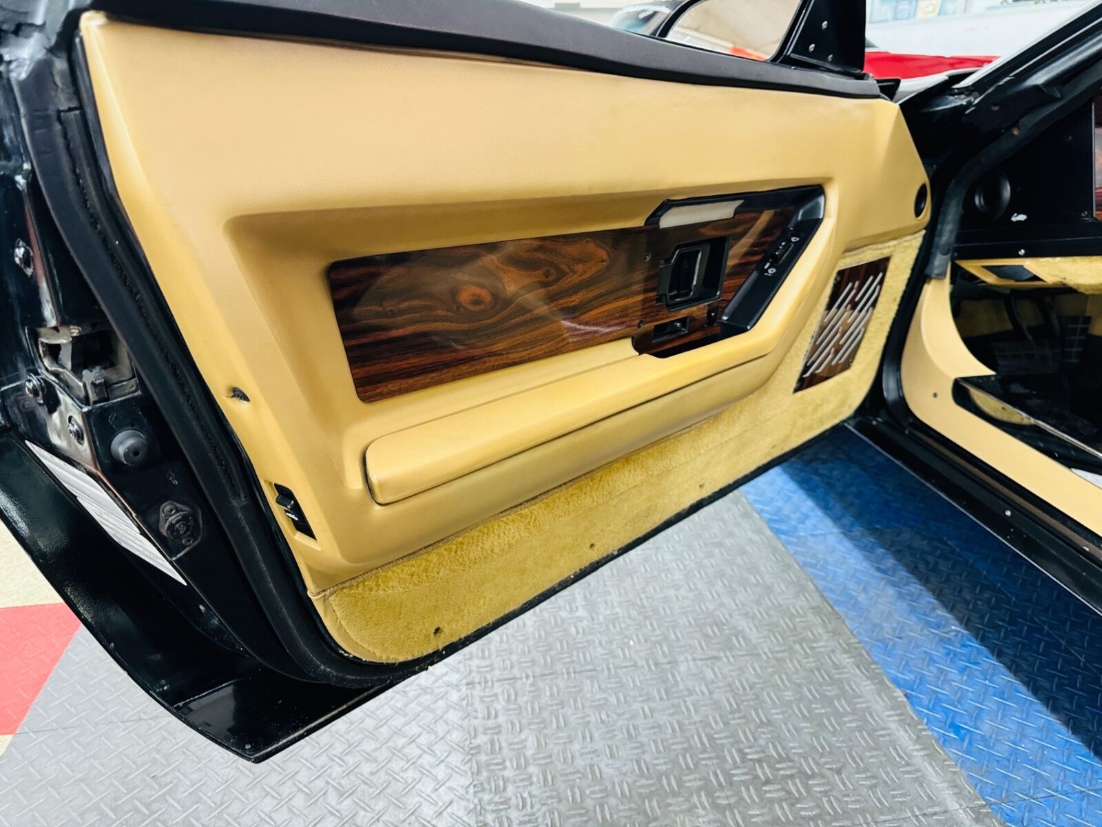 Chevrolet-Corvette-1986-Convertible-38
