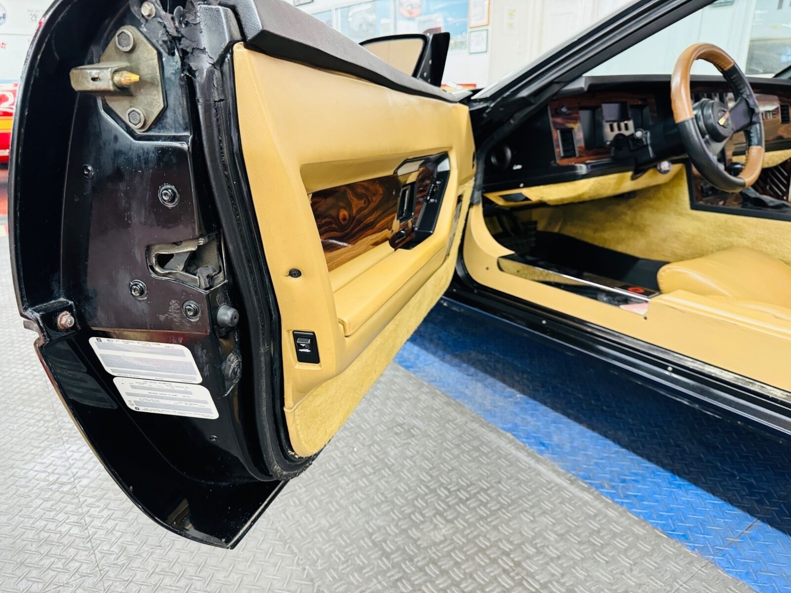 Chevrolet-Corvette-1986-Convertible-39