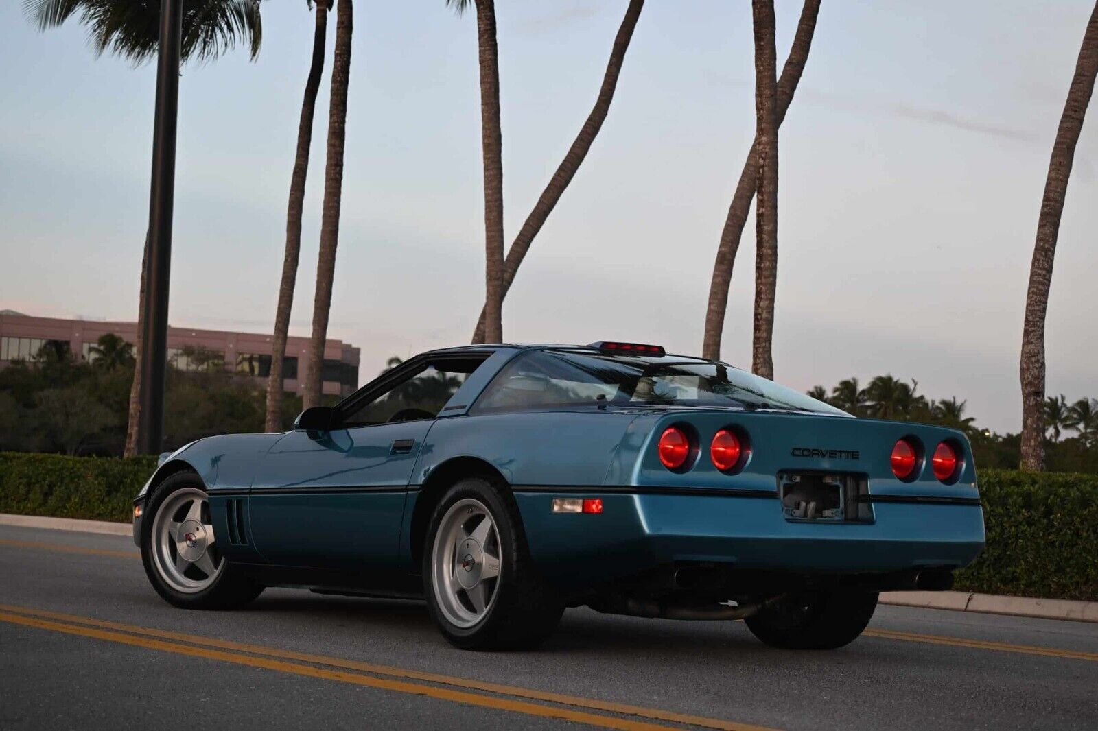 Chevrolet-Corvette-1987-Coupe-13