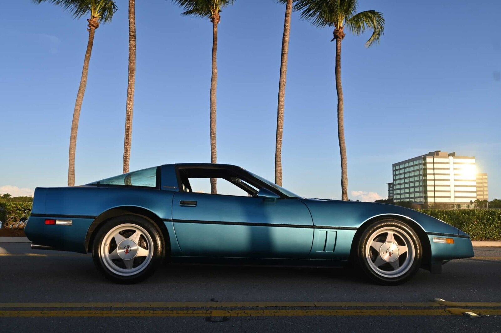 Chevrolet-Corvette-1987-Coupe-2
