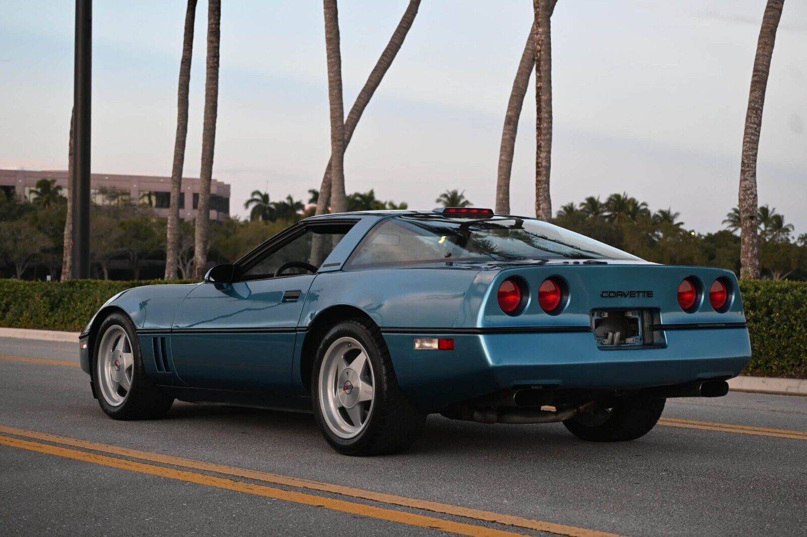 Chevrolet-Corvette-1987-Coupe-3