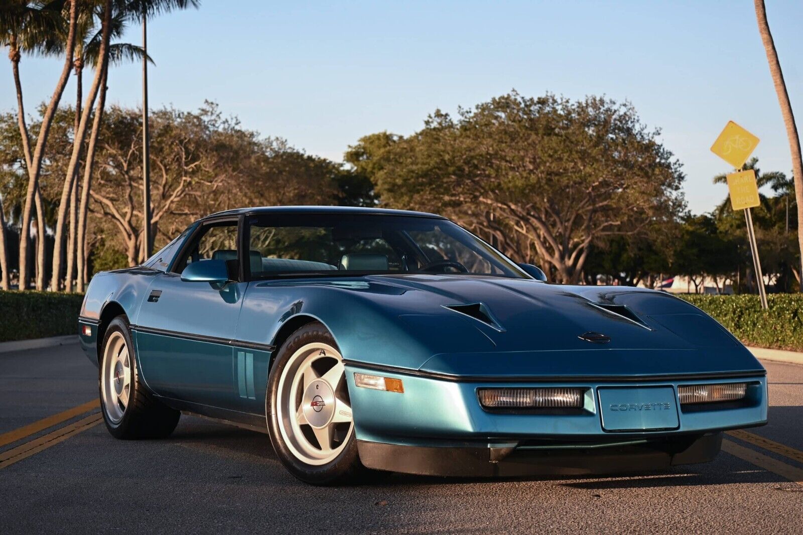 Chevrolet-Corvette-1987-Coupe-7