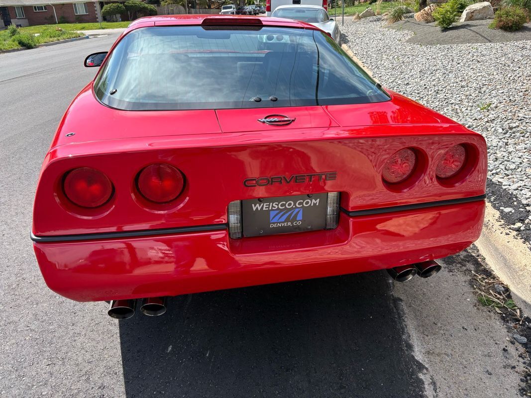 Chevrolet-Corvette-1989-16
