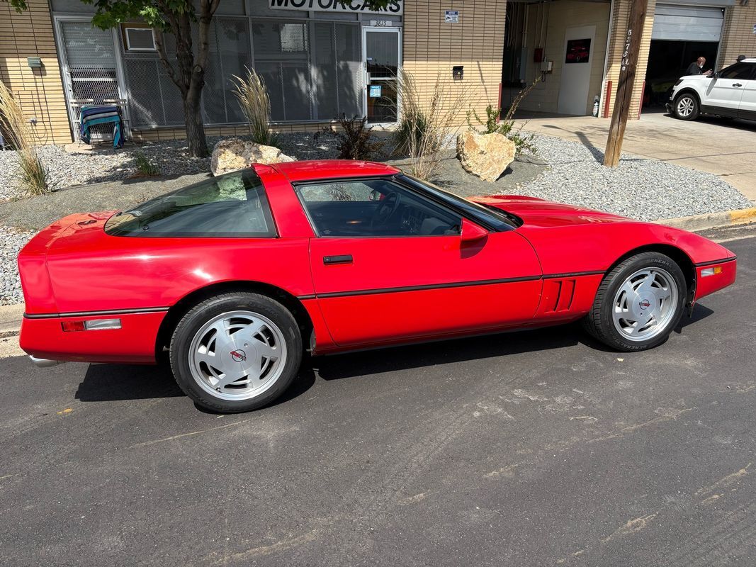 Chevrolet-Corvette-1989-22