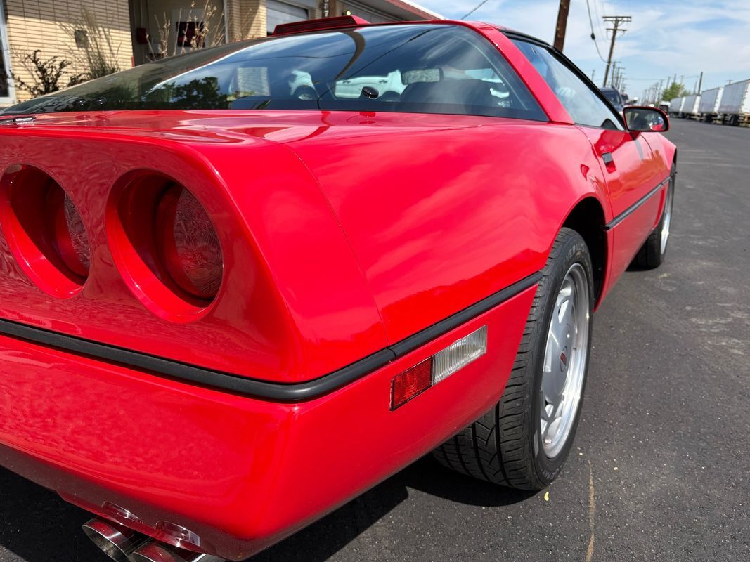 Chevrolet-Corvette-1989-30