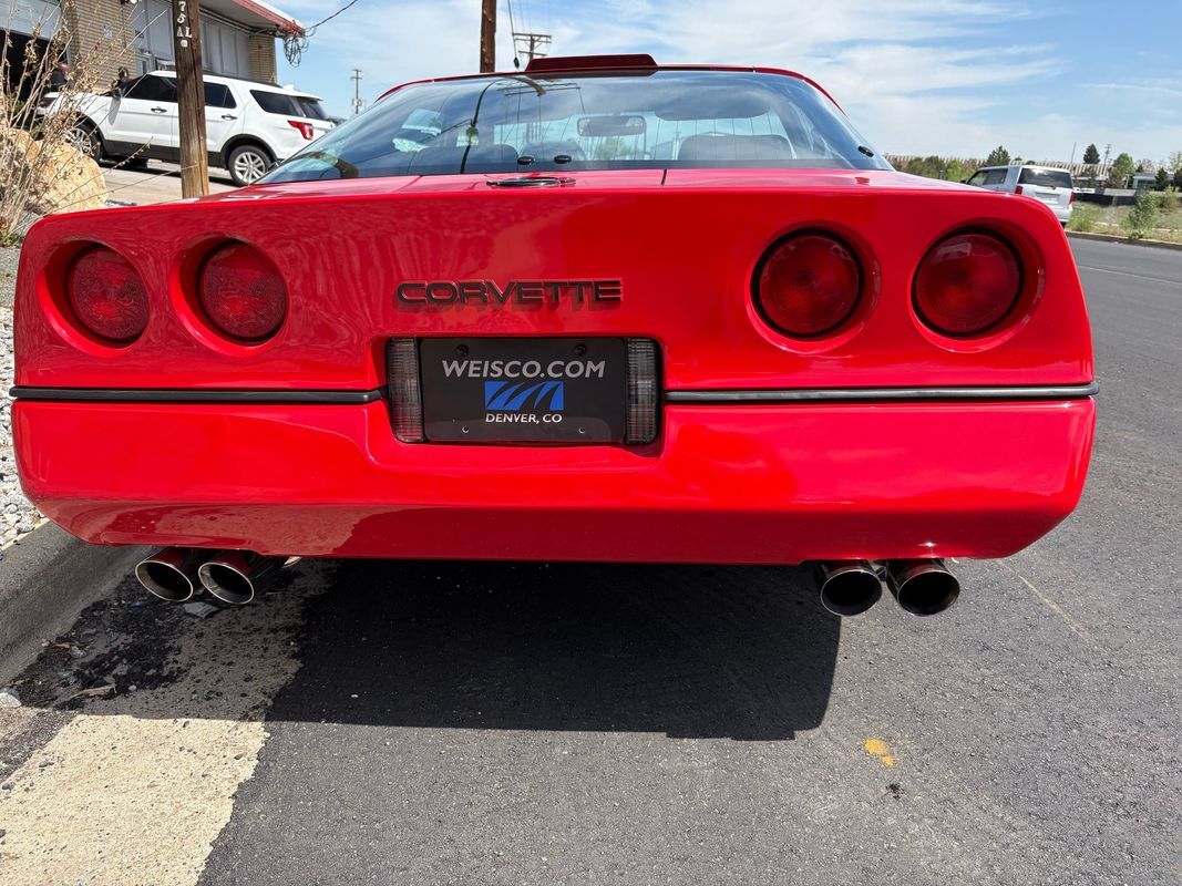 Chevrolet-Corvette-1989-32