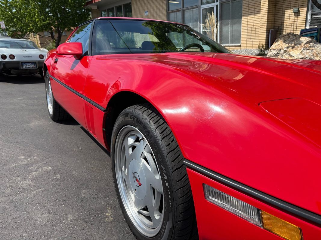 Chevrolet-Corvette-1989-33