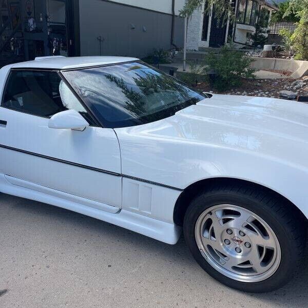 Chevrolet-Corvette-1990-Hatchback-13