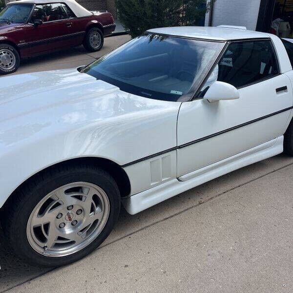 Chevrolet-Corvette-1990-Hatchback-3