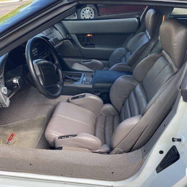 Chevrolet-Corvette-1990-Hatchback-33
