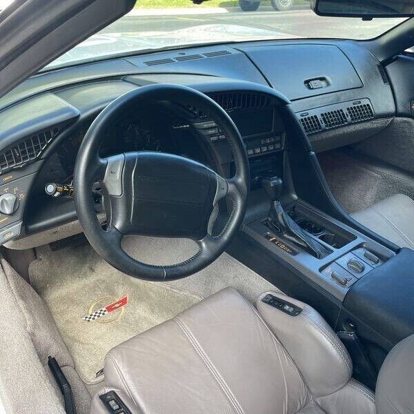 Chevrolet-Corvette-1990-Hatchback-38