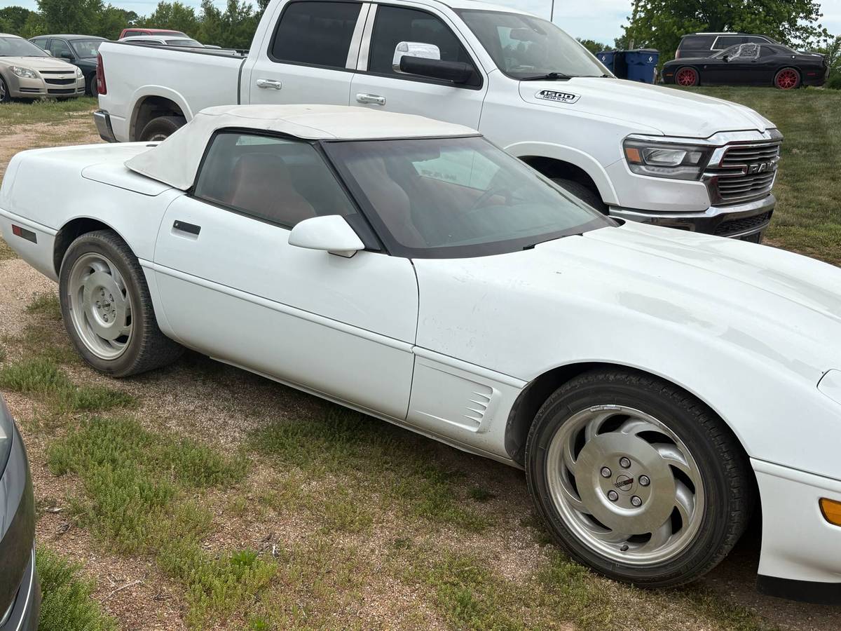 Chevrolet-Corvette-1994-white-1