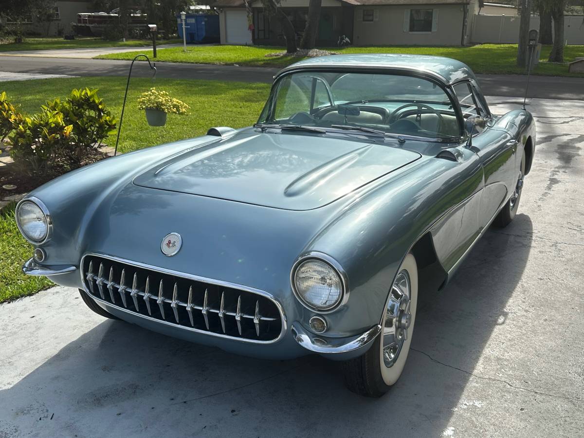 Chevrolet-Corvette-convertible-1956-1