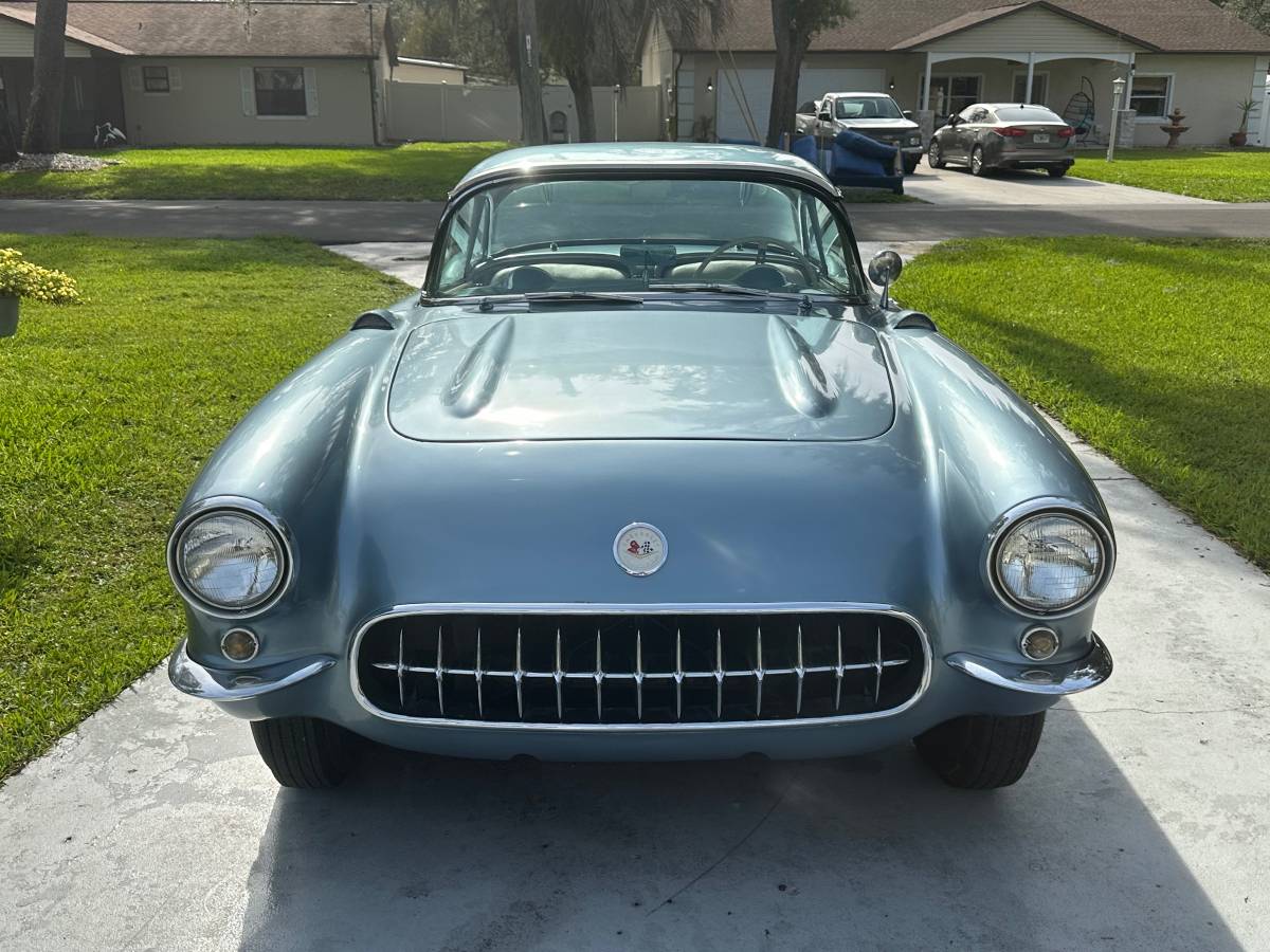 Chevrolet-Corvette-convertible-1956-2