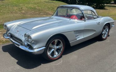 Chevrolet-Corvette-convertible-1961-1