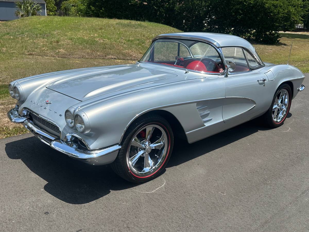 Chevrolet-Corvette-convertible-1961-1