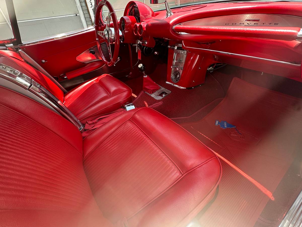 Chevrolet-Corvette-convertible-1961-14