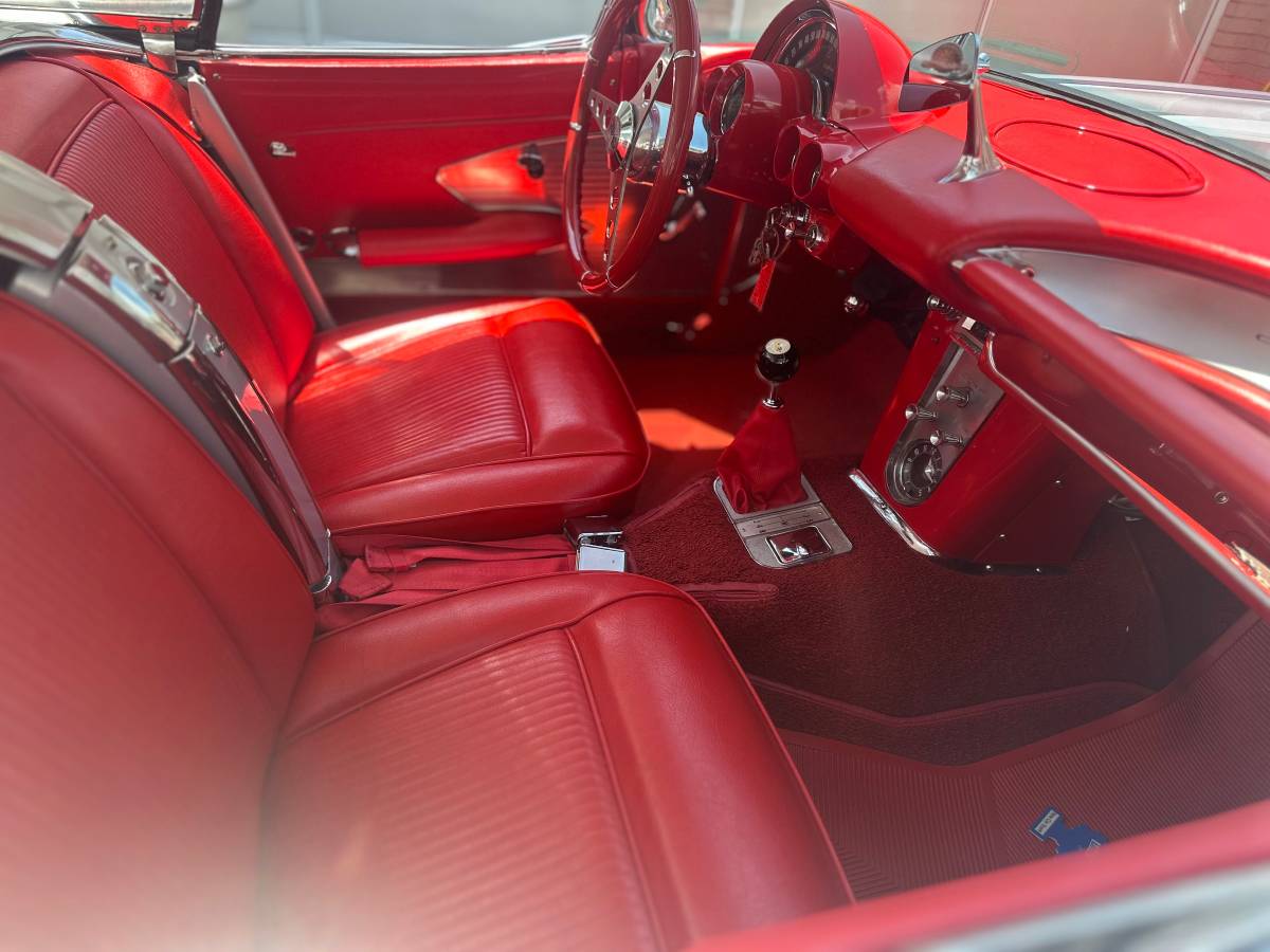 Chevrolet-Corvette-convertible-1961-16