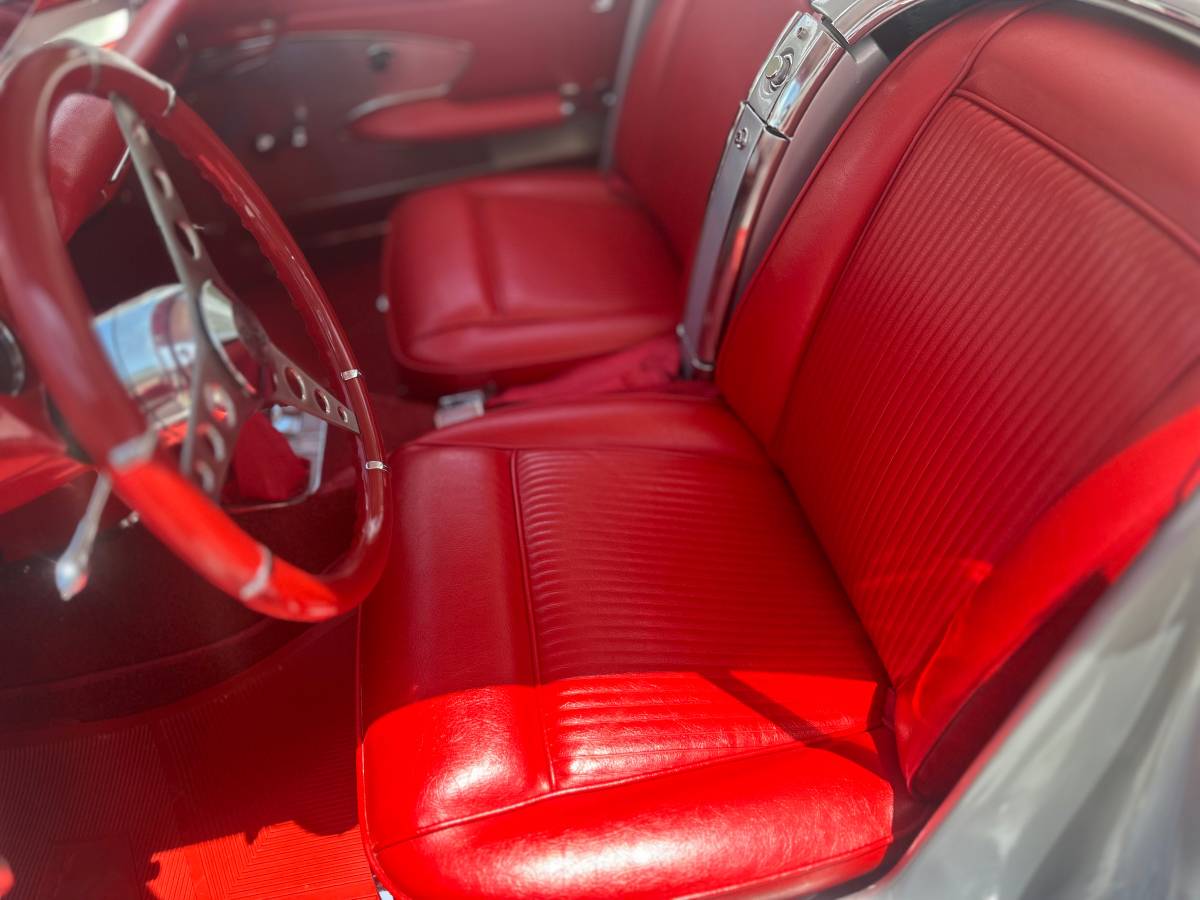 Chevrolet-Corvette-convertible-1961-17