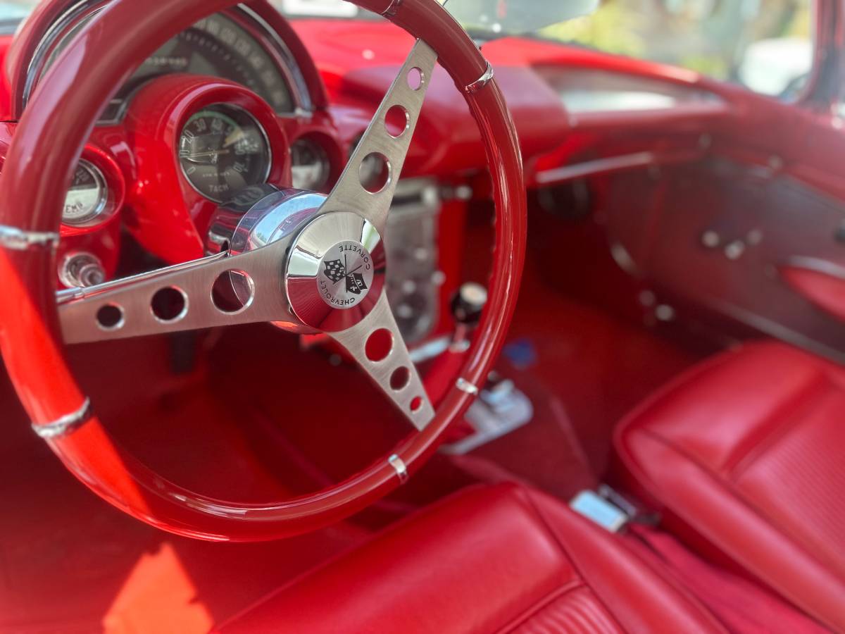 Chevrolet-Corvette-convertible-1961-18
