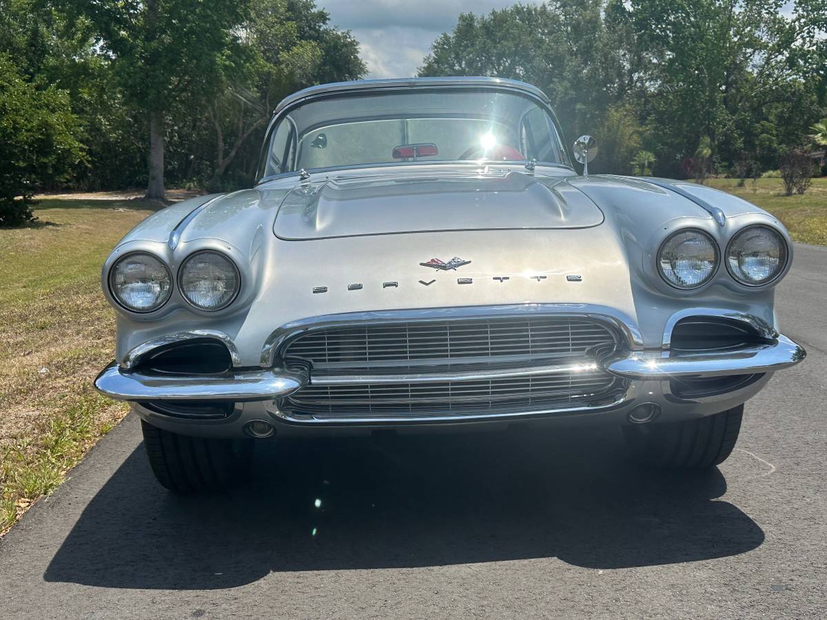 Chevrolet-Corvette-convertible-1961-2