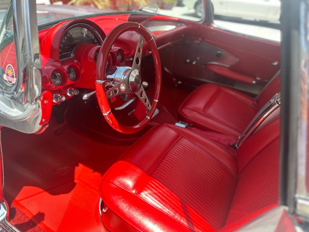Chevrolet-Corvette-convertible-1961-20