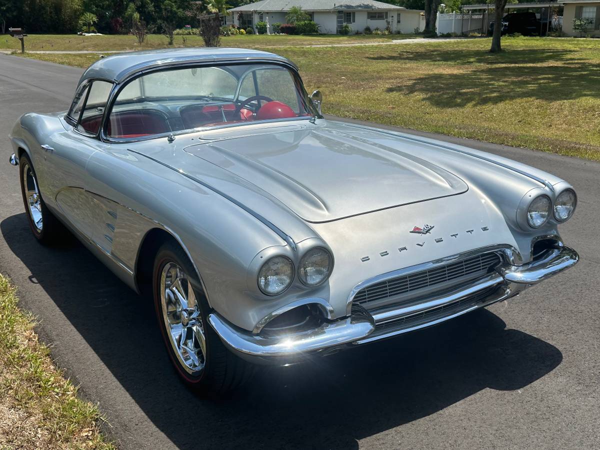 Chevrolet-Corvette-convertible-1961-3