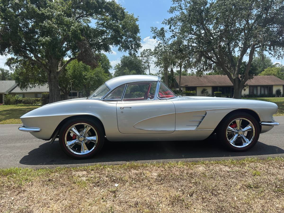 Chevrolet-Corvette-convertible-1961-4