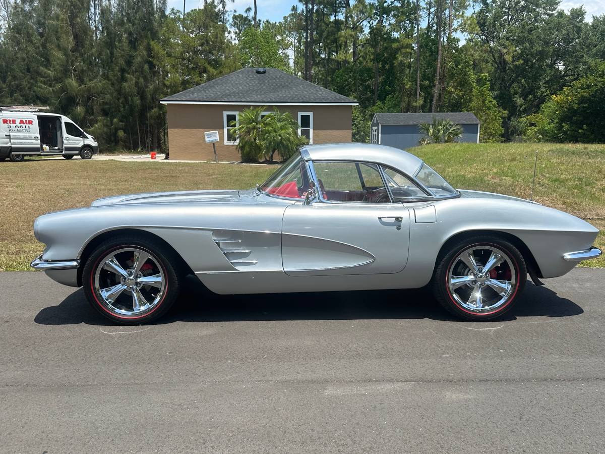 Chevrolet-Corvette-convertible-1961-7