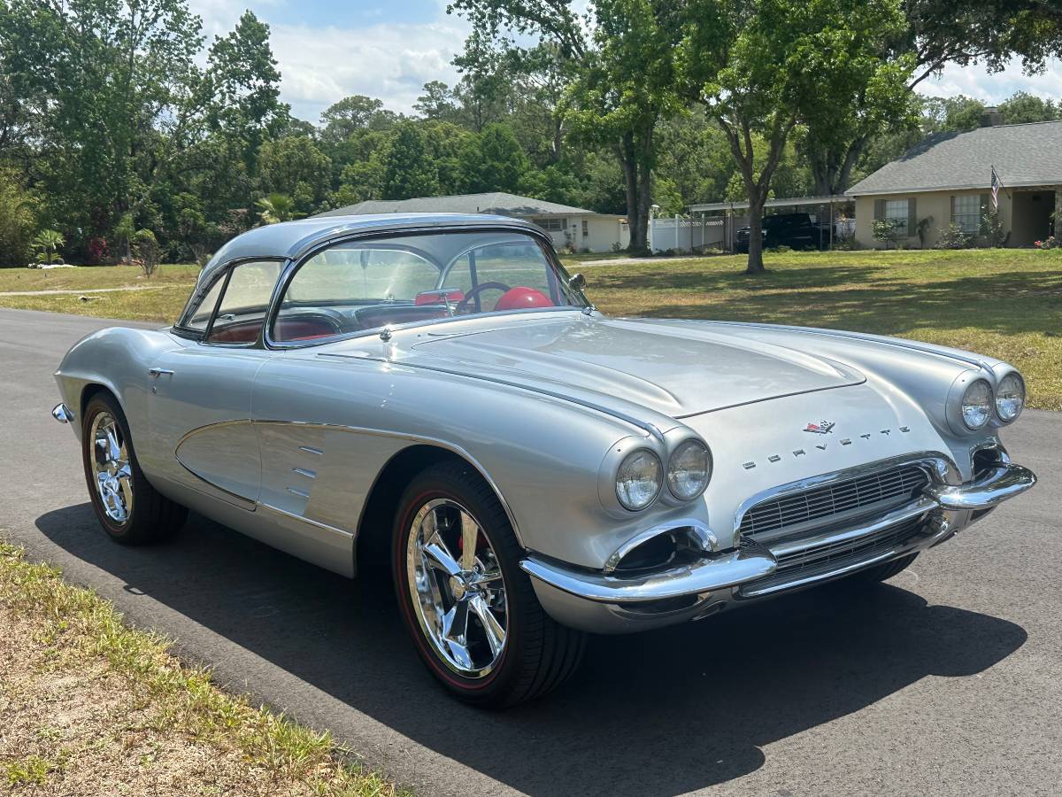 Chevrolet-Corvette-convertible-1961