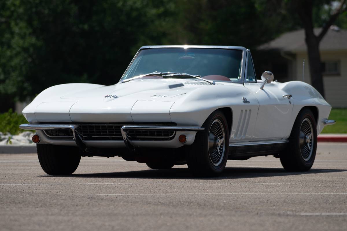 Chevrolet-Corvette-convertible-1966-white-2