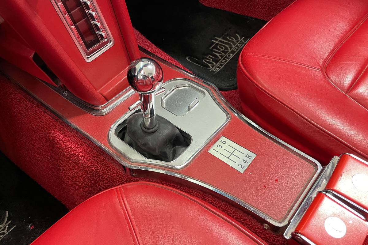 Chevrolet-Corvette-convertible-1966-white-21