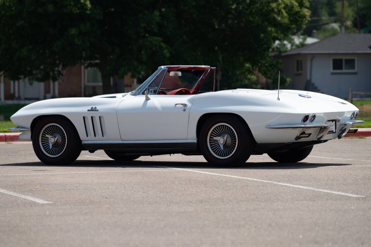 Chevrolet-Corvette-convertible-1966-white-4