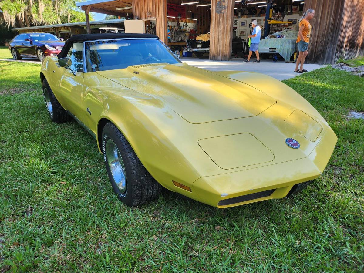 Chevrolet-Corvette-convertible-1974-1