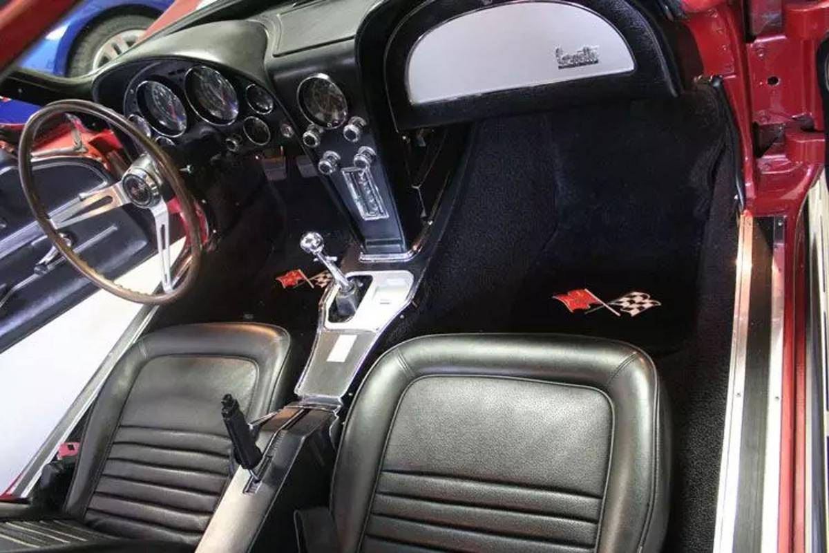 Chevrolet-Corvette-coupe-1967-brown-7