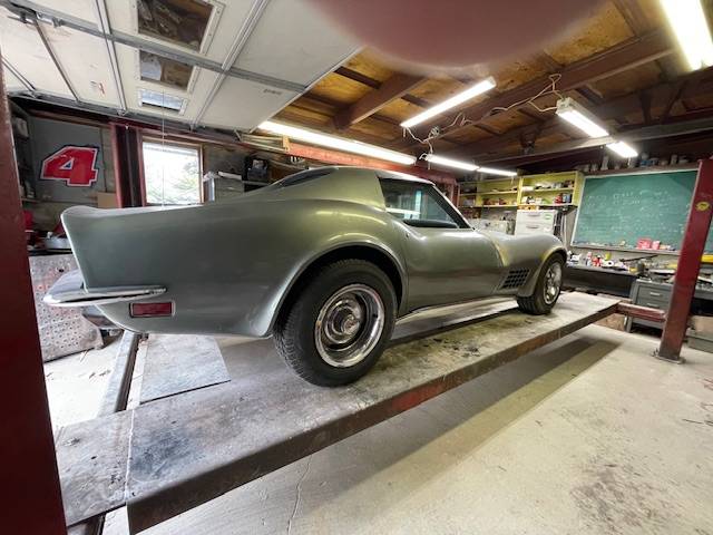 Chevrolet-Corvette-coupe-1972-grey-2