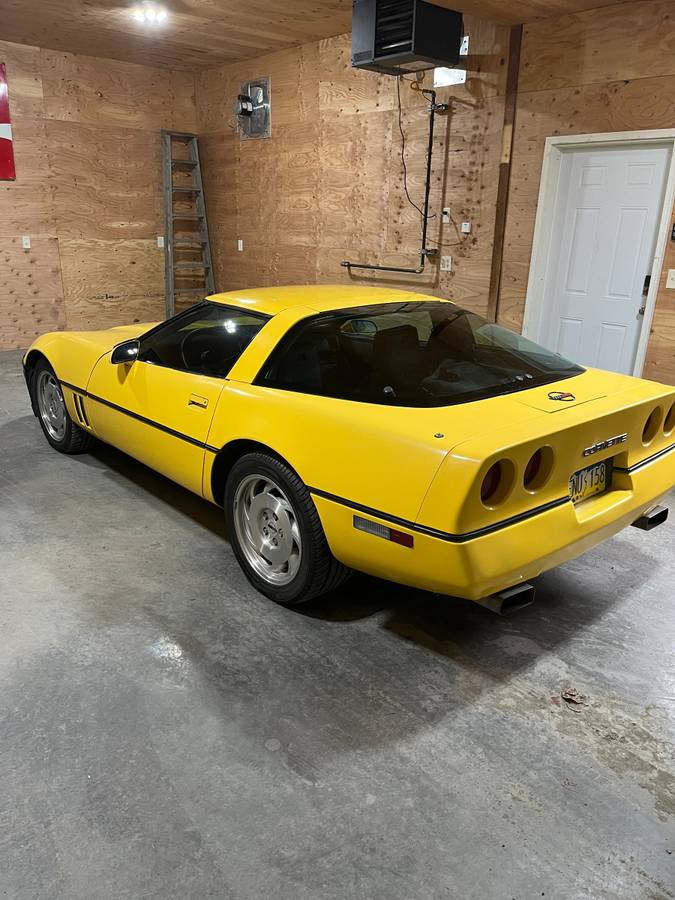 Chevrolet-Corvette-coupe-1985-2