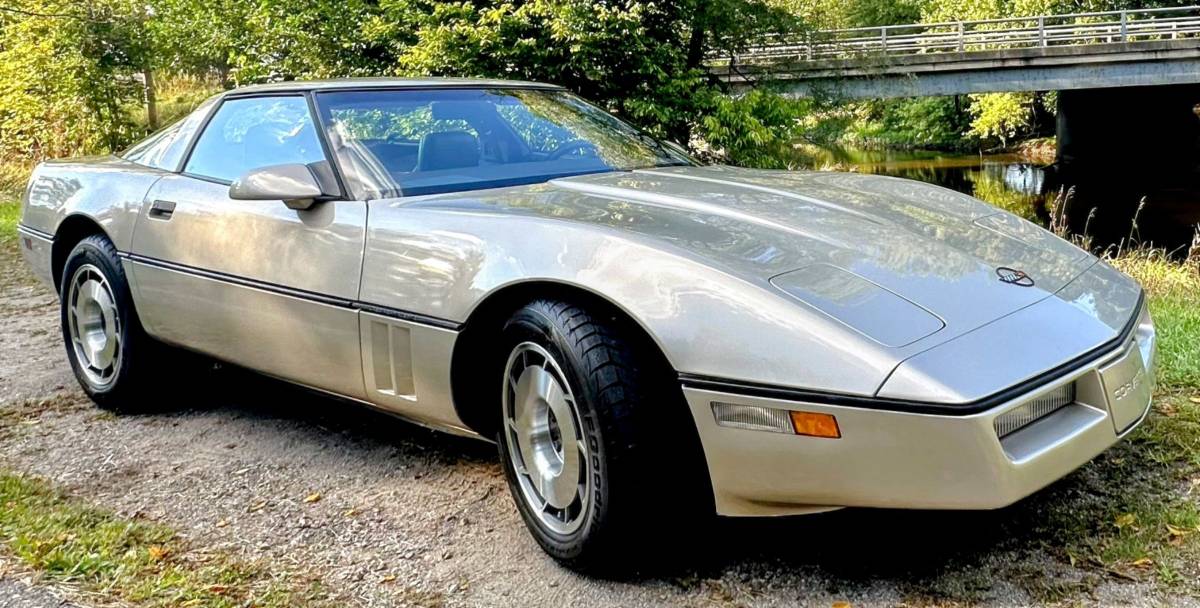 Chevrolet-Corvette-coupe-1987-silver-1