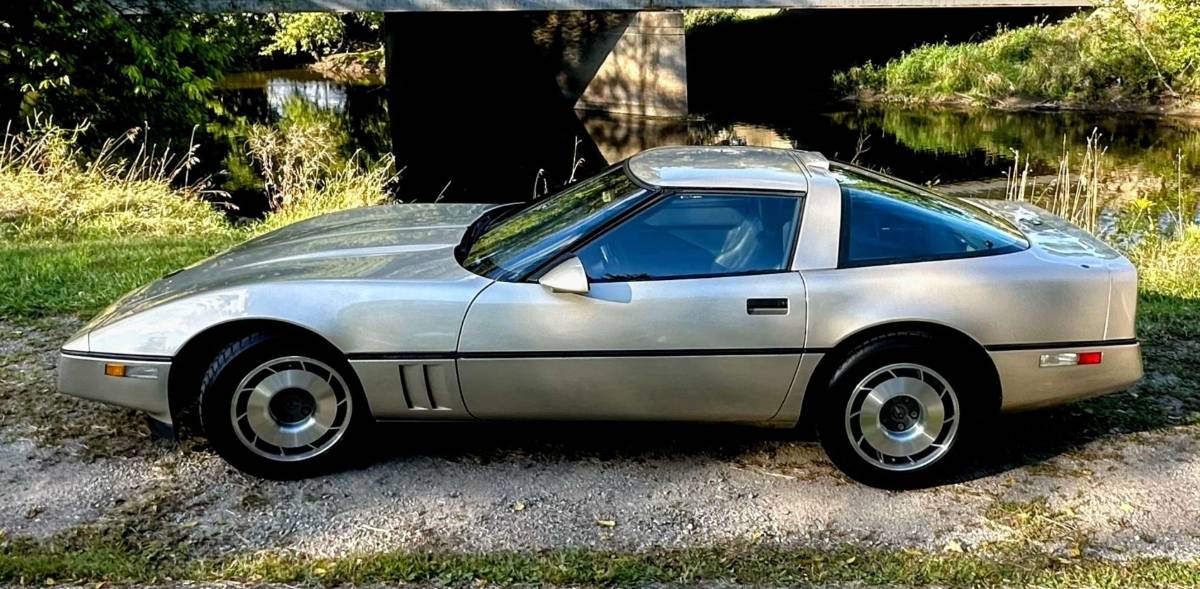 Chevrolet-Corvette-coupe-1987-silver-5