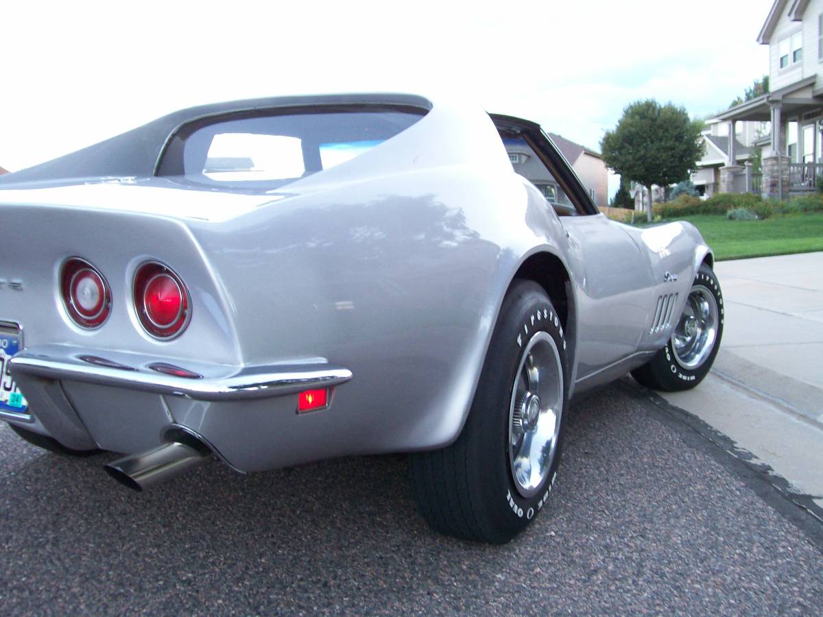 Chevrolet-Corvette-stingray-1969-silver-1