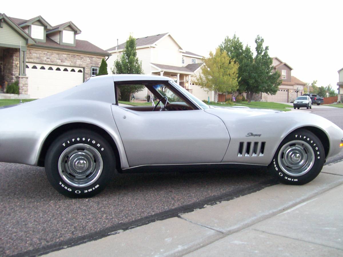 Chevrolet-Corvette-stingray-1969-silver-2