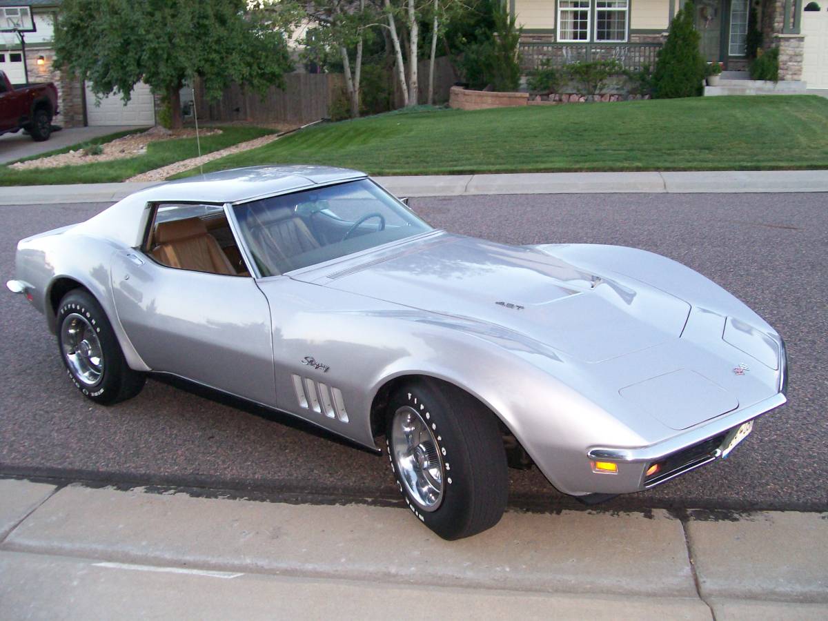 Chevrolet-Corvette-stingray-1969-silver