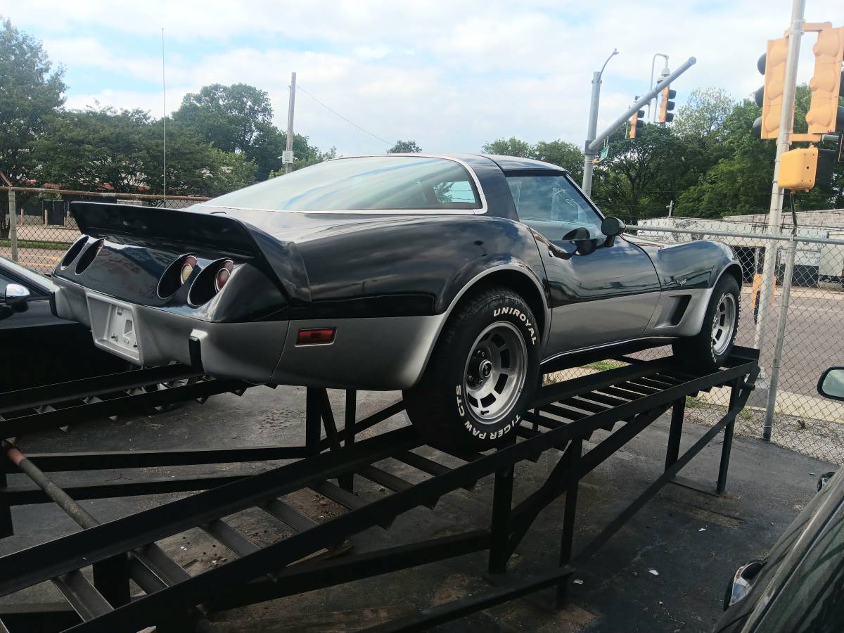 Chevrolet-Corvette-stingray-1979-2