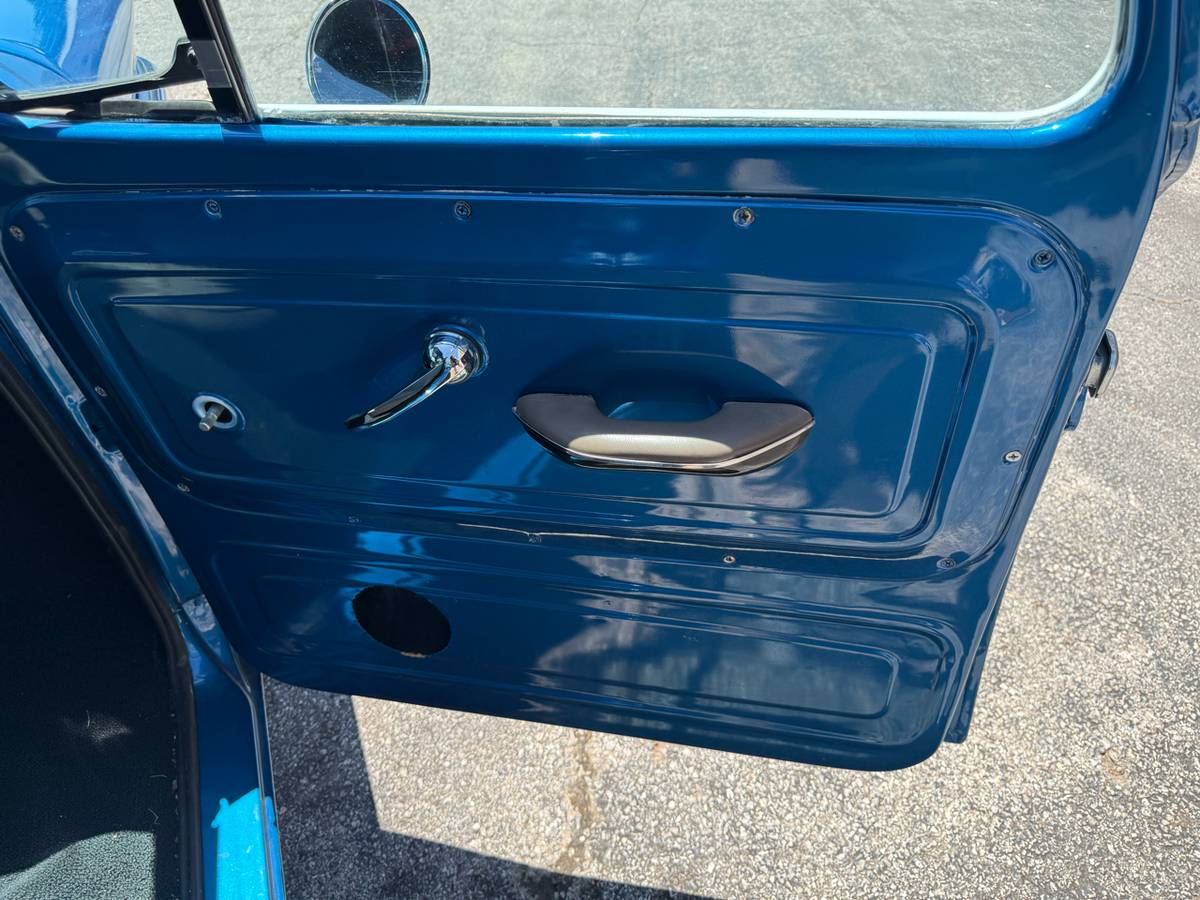 Chevrolet-Custom-1966-blue-13