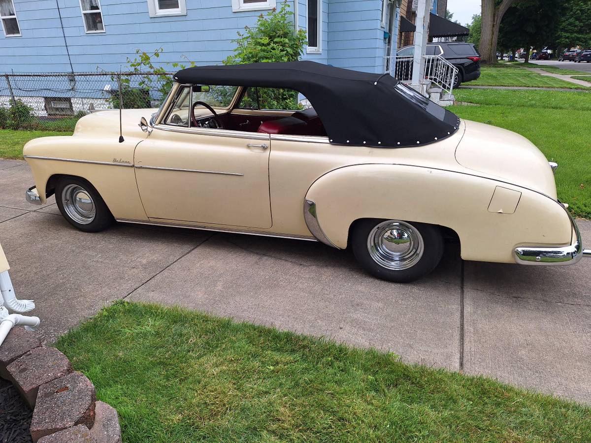 Chevrolet Deluxe  1950 yellow