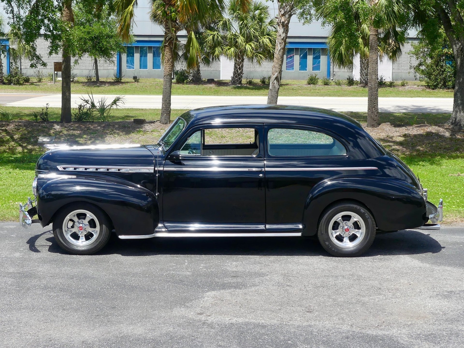 Chevrolet-Deluxe-Coupe-1941-Sedan-10